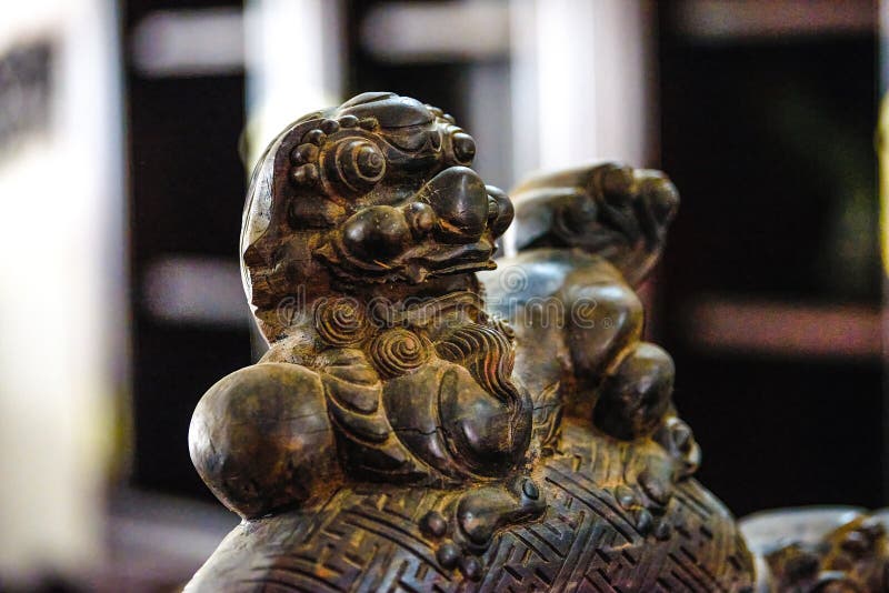 Entalhes em madeira de Kirin em móveis tradicionais chineses de mogno foto de stock royalty free