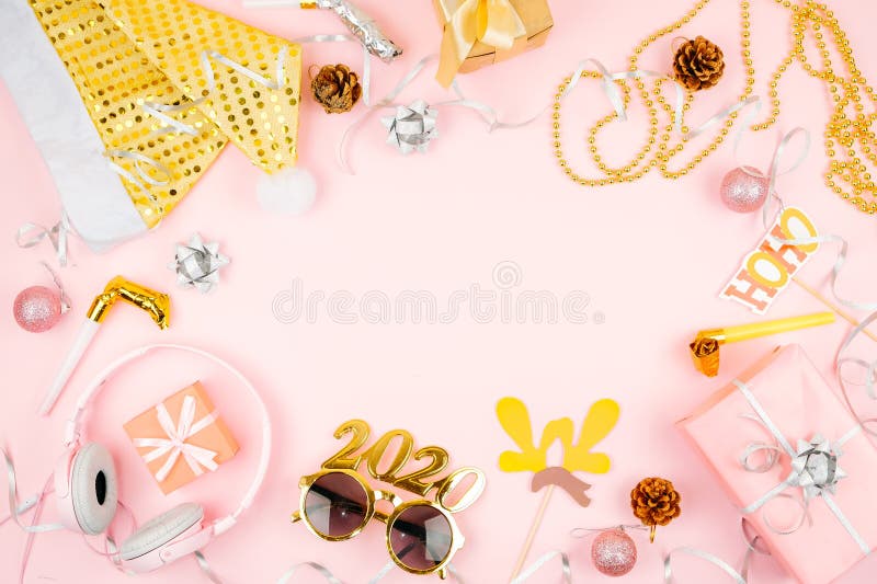 decoração de Natal cor-de-rosa para o quadro da véspera de Ano Novo Mockup moderno de banner partidário do ano 2020 em fundo cor- fotografia de stock royalty free decoração de Natal cor-de-rosa para o quadro da véspera de Ano Novo Mockup moderno de banner partidário do ano 2020 em fundo cor- fotografia de stock royalty free