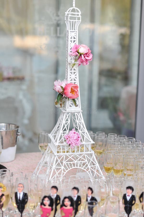 Decoração do casamento com as rosas cor-de-rosa na miniatura da torre Eiffel Arranjo elegante e luxuoso do evento com excursão Ei foto de stock royalty free Decoração do casamento com as rosas cor-de-rosa na miniatura da torre Eiffel Arranjo elegante e luxuoso do evento com excursão Ei foto de stock royalty free