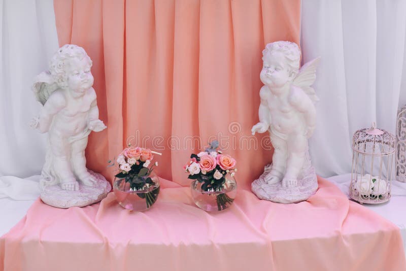 Decoração do casamento com a gaiola na tabela foto de stock Decoração do casamento com a gaiola na tabela foto de stock