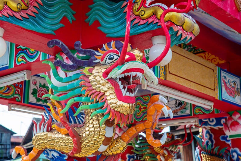 Decoração do Dragão de Ano Novo Chinês sobre fundo azul Desenhos de esculturas chinesas Cabeça de dragão Feliz Ano Novo fotografia de stock Decoração do Dragão de Ano Novo Chinês sobre fundo azul Desenhos de esculturas chinesas Cabeça de dragão Feliz Ano Novo fotografia de stock