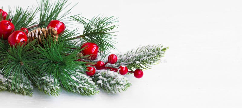 Decoração festiva do Natal com ramos de árvore do abeto, neve e re fotos de stock Decoração festiva do Natal com ramos de árvore do abeto, neve e re fotos de stock
