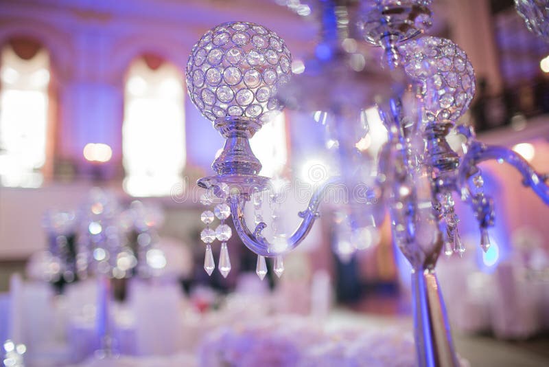 Decoração interior da tabela do restaurante bonito para o casamento Flor Orquídeas brancas em uns vasos castiçal luxuosos foto de stock Decoração interior da tabela do restaurante bonito para o casamento Flor Orquídeas brancas em uns vasos castiçal luxuosos foto de stock