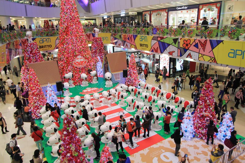 Decoração Snoopy do Natal de APM em Hong Kong foto de stock