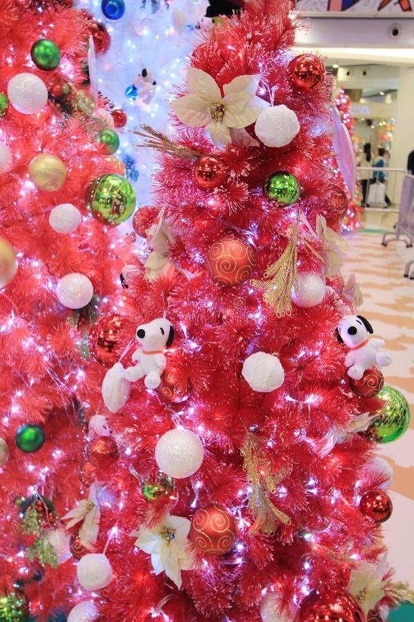 Decoração de Natal do Snoopy no APM Hong Kong imagens de stock royalty free