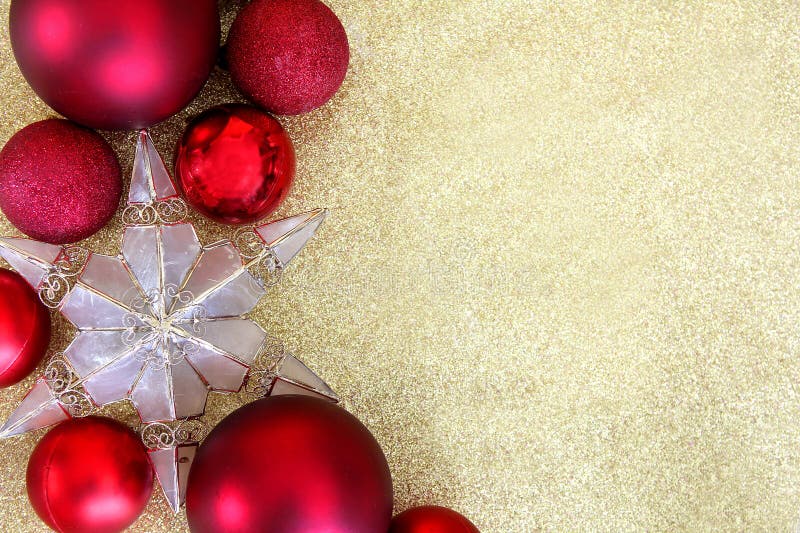 Decorações do Natal e fundo vermelhos do ouro da beira da estrela imagens de stock Decorações do Natal e fundo vermelhos do ouro da beira da estrela imagens de stock
