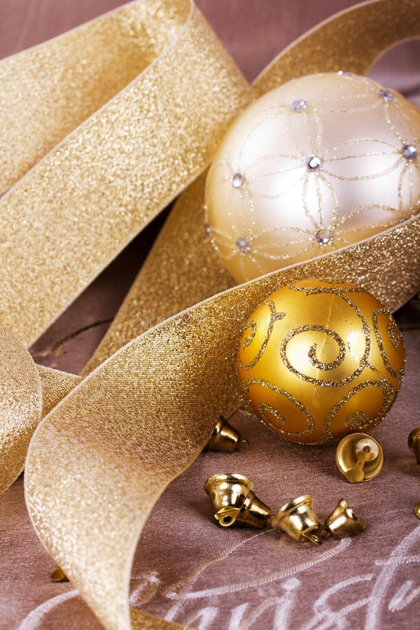 Decorações festivas do Natal do ouro no fundo da tela imagens de stock royalty free Decorações festivas do Natal do ouro no fundo da tela imagens de stock royalty free