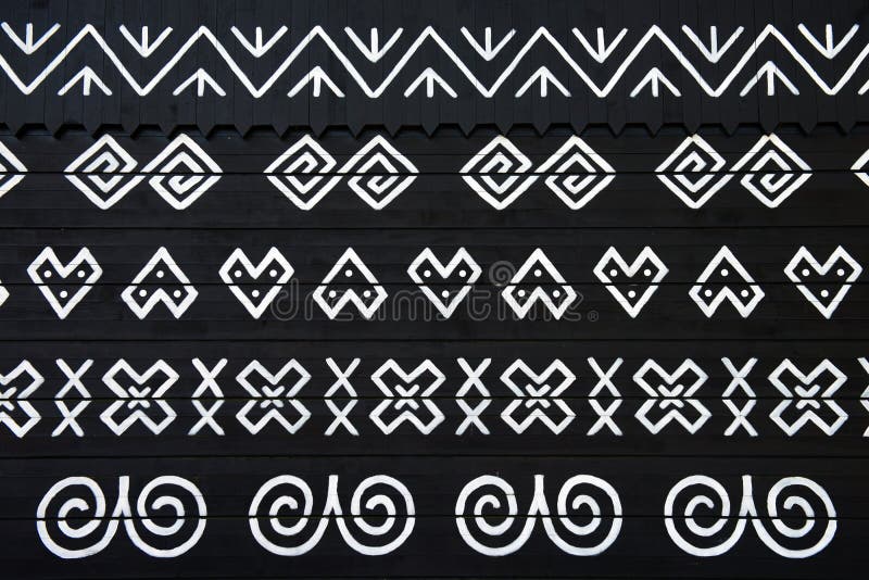 Decorações pintadas na parede da casa de log em Cicmany, Eslováquia imagens de stock royalty free Decorações pintadas na parede da casa de log em Cicmany, Eslováquia imagens de stock royalty free