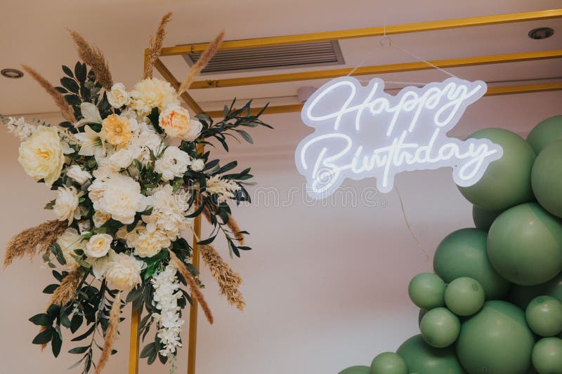 Decorațiuni elegante pentru ziua de naștere cu flori și baloane. stock images