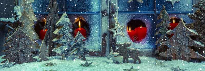 Decorațiuni festive de Crăciun, albastru și roșu, cu lumânări și arbori făcuți manual din lemn. stock image