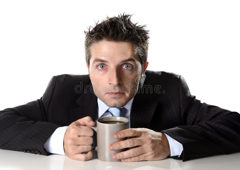 Dedichi l'uomo d'affari che giudica la tazza di caffè ansiosa e pazza nella dipendenza della caffeina