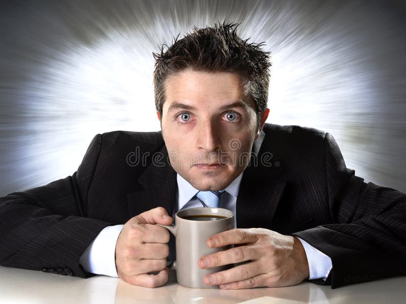 Dedichi l'uomo d'affari che giudica la tazza di caffè ansiosa e pazza nella dipendenza della caffeina