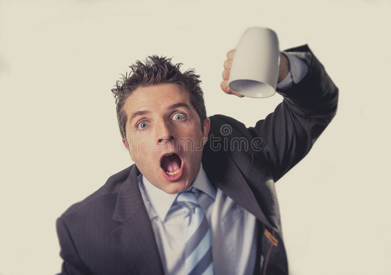 Dedichi l'uomo d'affari che tiene la tazza di caffè vuota nel concetto di dipendenza della caffeina