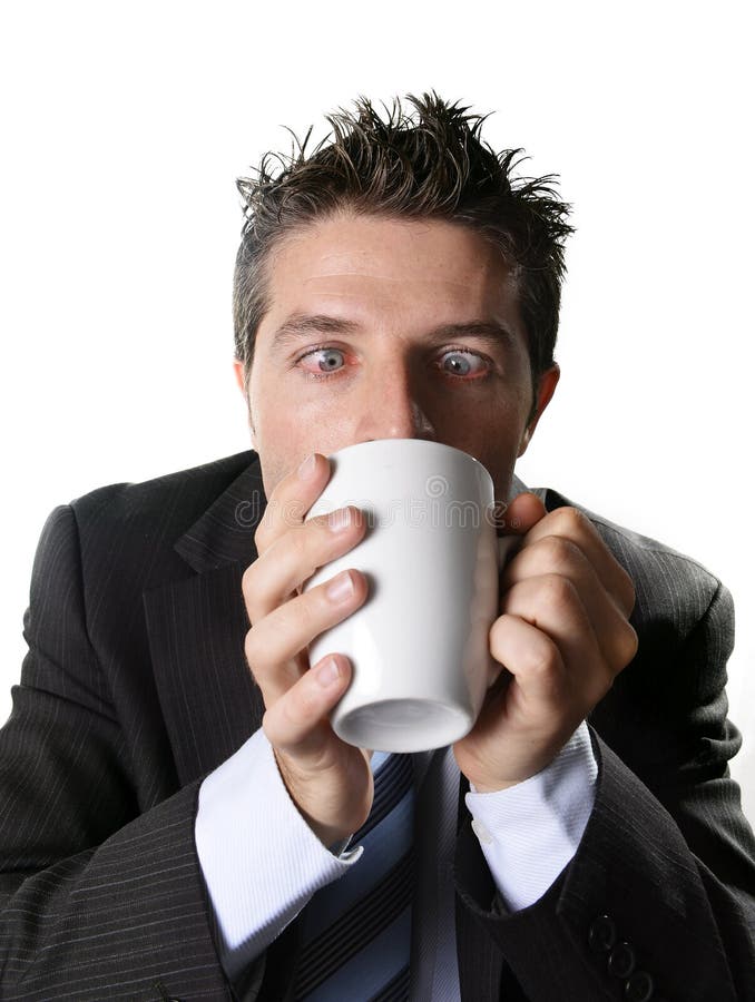 Dedichi l'uomo di affari in vestito e leghi la tazza di caffè bevente ansiosa e pazza nella dipendenza della caffeina
