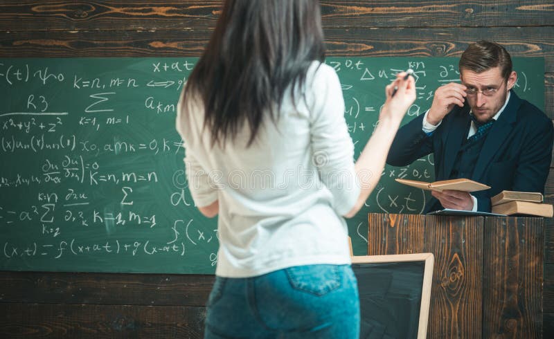 Dedikation till att undervisa Mannen undervisar kvinnan bakre sikt Lärare- och flickastudent i klassrum Utbildning i universitet arkivfoto Dedikation till att undervisa Mannen undervisar kvinnan bakre sikt Lärare- och flickastudent i klassrum Utbildning i universitet arkivfoto