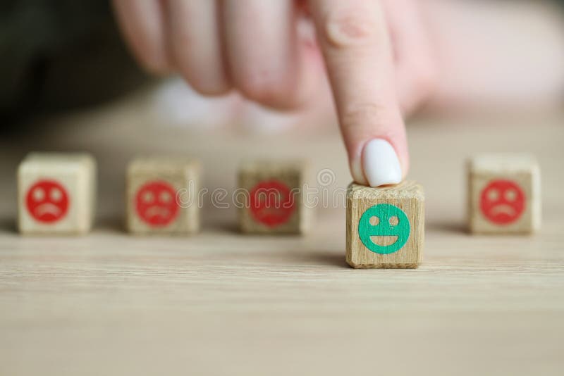 Emoji, Dos Blocos De Uma Projetista Infantil Na Barriga De Uma