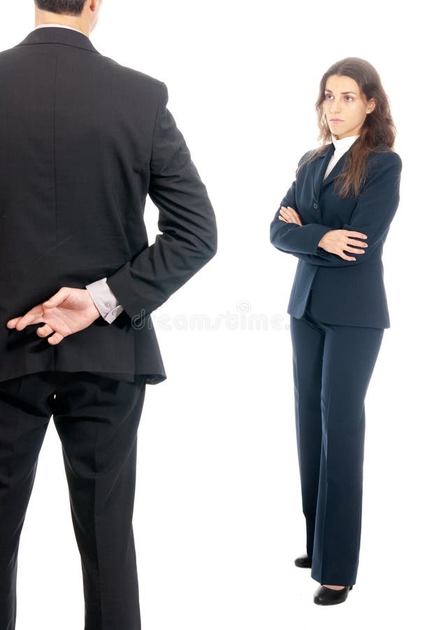 Dedos do conceito do negócio cruzados na frente da saliência imagem de stock Dedos do conceito do negócio cruzados na frente da saliência imagem de stock