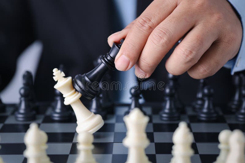 Dedos Do Empresário Controlam O Rei De Xadrez Para Uma Posição De