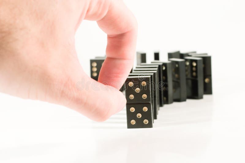 Dedos e dominós pretos imagens de stock