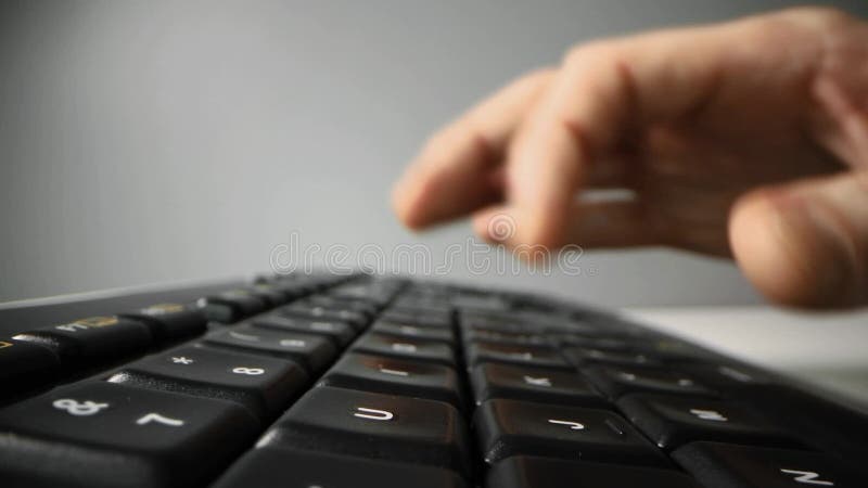 Dedos escribiendo en el teclado del equipo negro tiro de muñeca cerrada