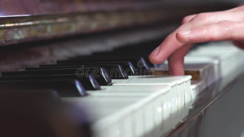 Jogos Louros Do Menino No Piano Retro Das Crianças Da Cor Branca Filme -  Vídeo de alto, dedos: 133815080