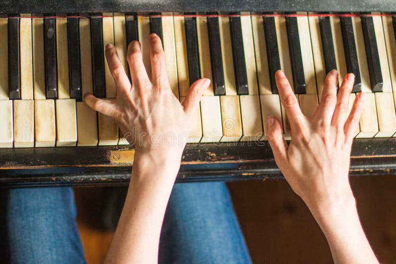 Feche Acima Dos Dedos Do Pianista Nas Chaves Do Piano, No Solo Dos Jogos  Dos Braços Da Música Ou Na Melodia Nova Mãos Do Músico M Imagem de Stock -  Imagem de