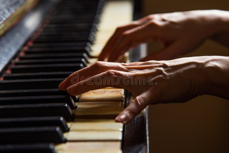 Feche Acima Dos Dedos Do Pianista Nas Chaves Do Piano, No Solo Dos Jogos  Dos Braços Da Música Ou Na Melodia Nova Mãos Do Músico M Imagem de Stock -  Imagem de