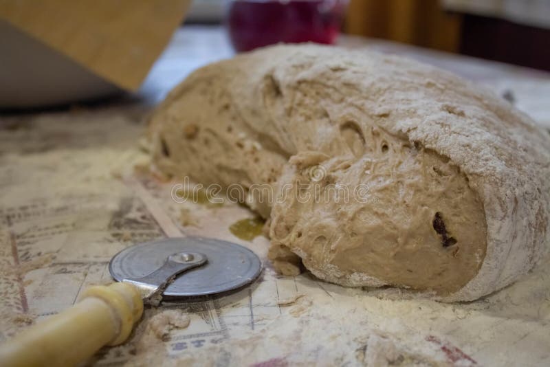 Deeg op natuurlijk roggegistmiddel Met zemelen levend naughty Zonder gist het concept een gezonde voeding stock foto Deeg op natuurlijk roggegistmiddel Met zemelen levend naughty Zonder gist het concept een gezonde voeding stock foto