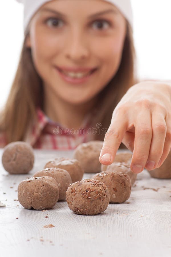 Deegballen en de kok van de vrouwenchef-kok stock afbeeldingen Deegballen en de kok van de vrouwenchef-kok stock afbeeldingen