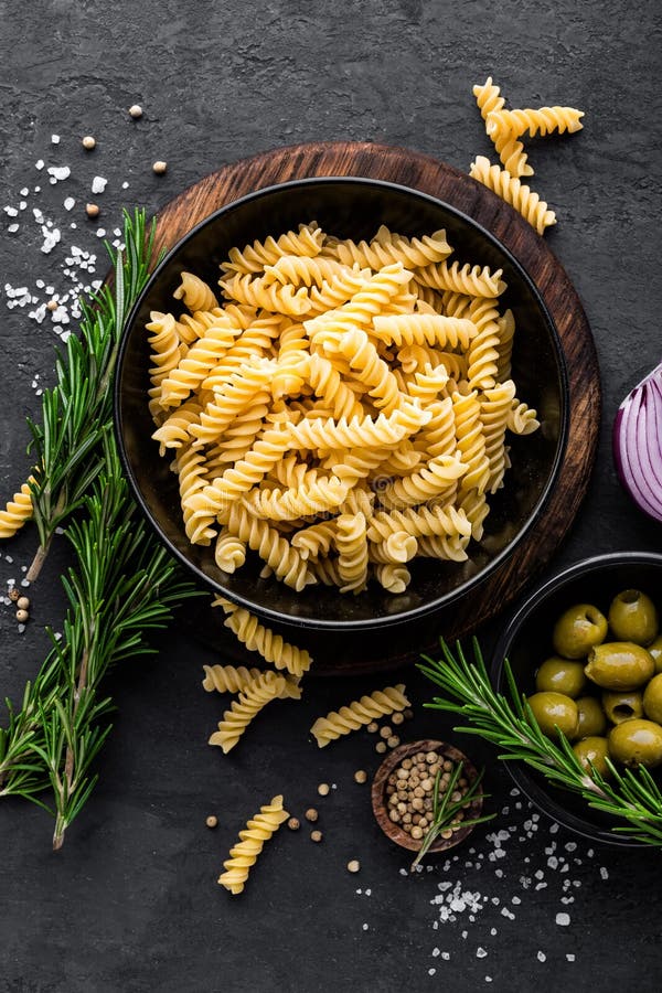 Deegwaren en ingrediënten voor het koken op zwarte achtergrond, hoogste mening Italiaans voedsel royalty-vrije stock fotografie Deegwaren en ingrediënten voor het koken op zwarte achtergrond, hoogste mening Italiaans voedsel royalty-vrije stock fotografie
