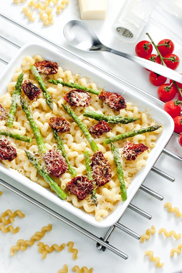 deegwaren met droge tomaten, asperge en pecorinokaas worden gebakken die stock afbeeldingen deegwaren met droge tomaten, asperge en pecorinokaas worden gebakken die stock afbeeldingen