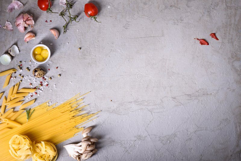 Deegwaren met het koken van ingrediënten op grijze countertop Italiaans recept Mening van hierboven, Exemplaarruimte royalty-vrije stock foto's Deegwaren met het koken van ingrediënten op grijze countertop Italiaans recept Mening van hierboven, Exemplaarruimte royalty-vrije stock foto's