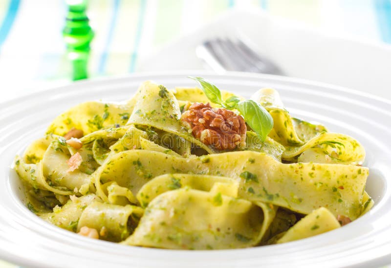 Deegwaren met pesto en okkernoten royalty-vrije stock fotografie Deegwaren met pesto en okkernoten royalty-vrije stock fotografie