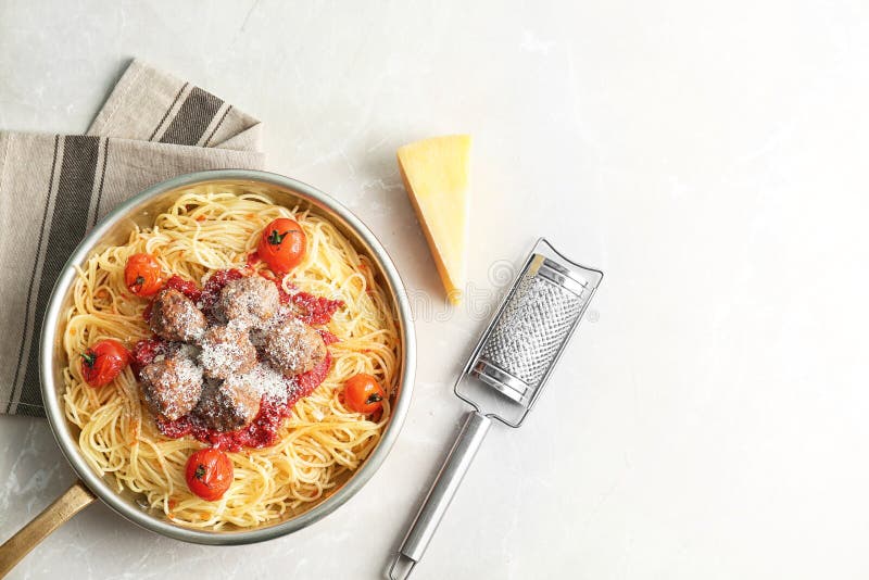 Deegwaren met vleesballetjes en tomatensaus stock foto Deegwaren met vleesballetjes en tomatensaus stock foto