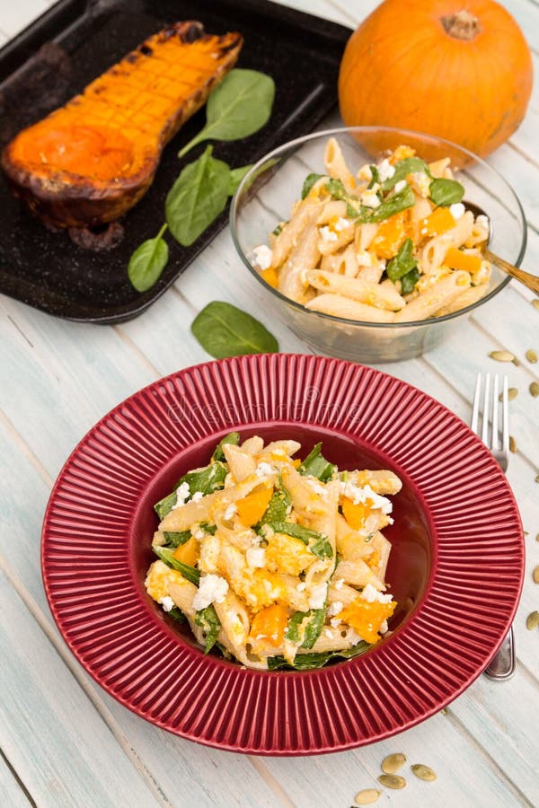 Deegwarensalade met rijpe pompoen, geitkaas en babyspinazie royalty-vrije stock afbeeldingen Deegwarensalade met rijpe pompoen, geitkaas en babyspinazie royalty-vrije stock afbeeldingen