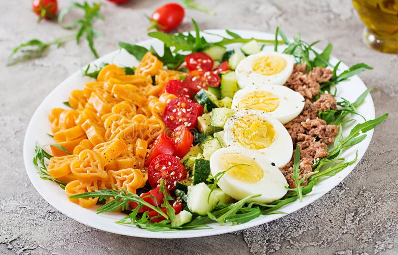 Deegwarensalade met verse groenten, eieren en tonijn in een witte kom royalty-vrije stock foto's Deegwarensalade met verse groenten, eieren en tonijn in een witte kom royalty-vrije stock foto's