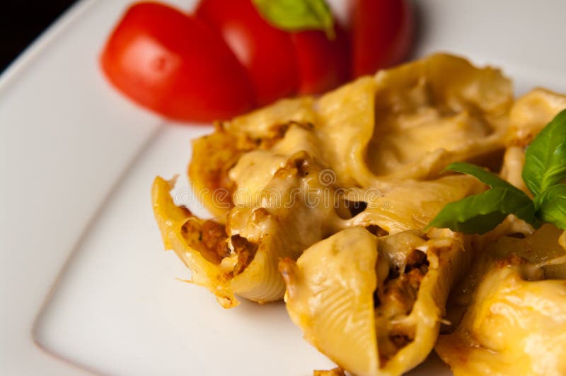 Deegwarenshells conchiglioni met vlees wordt gevuld dat stock fotografie Deegwarenshells conchiglioni met vlees wordt gevuld dat stock fotografie