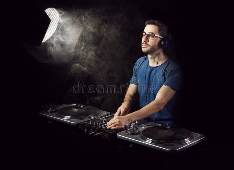 Deejay που αναμιγνύει στο βινύλιο στοκ φωτογραφία Deejay που αναμιγνύει στο βινύλιο στοκ φωτογραφία