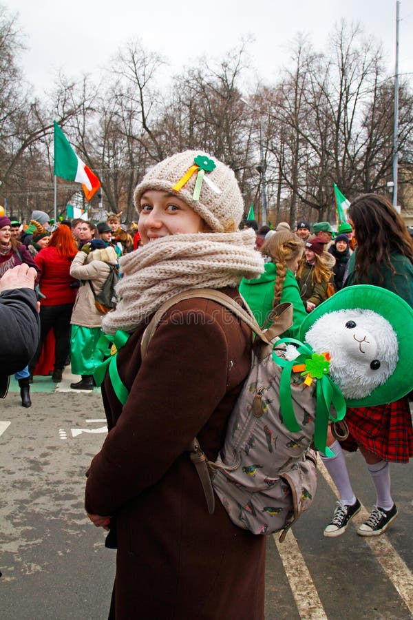 Deelnemer met het schapenstuk speelgoed bij de St Patrick ` s Dagparade stock afbeelding Deelnemer met het schapenstuk speelgoed bij de St Patrick ` s Dagparade stock afbeelding