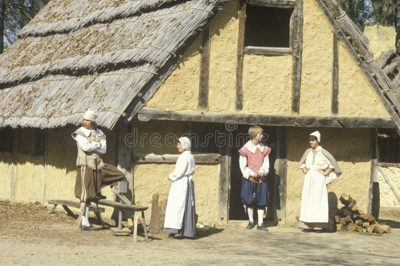 Deelnemers in periodekostuum in Historische Jamestown, Virginia, plaats van eerste Engelse nederzetting royalty-vrije stock foto's Deelnemers in periodekostuum in Historische Jamestown, Virginia, plaats van eerste Engelse nederzetting royalty-vrije stock foto's