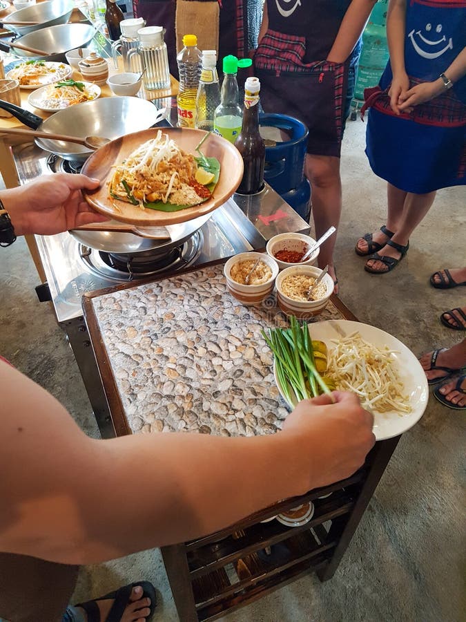 Deens dai kookklasje kookplaat kookplaat leafe chiang mai thailand fried noedle hand stock foto Deens dai kookklasje kookplaat kookplaat leafe chiang mai thailand fried noedle hand stock foto
