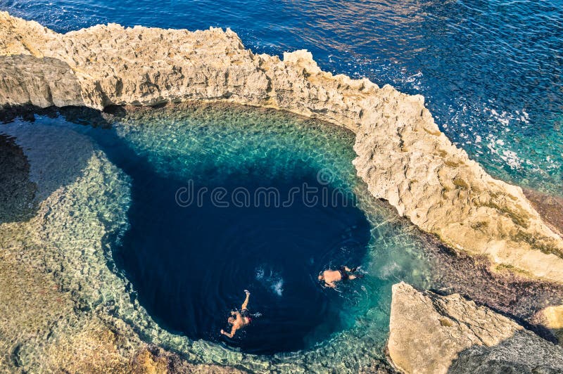 Profundo azul el agujero sobre el famoso azur en isla mar Mediterráneo naturaleza un milagro en hermoso buceo diversos nadar adentro Agua cueva.