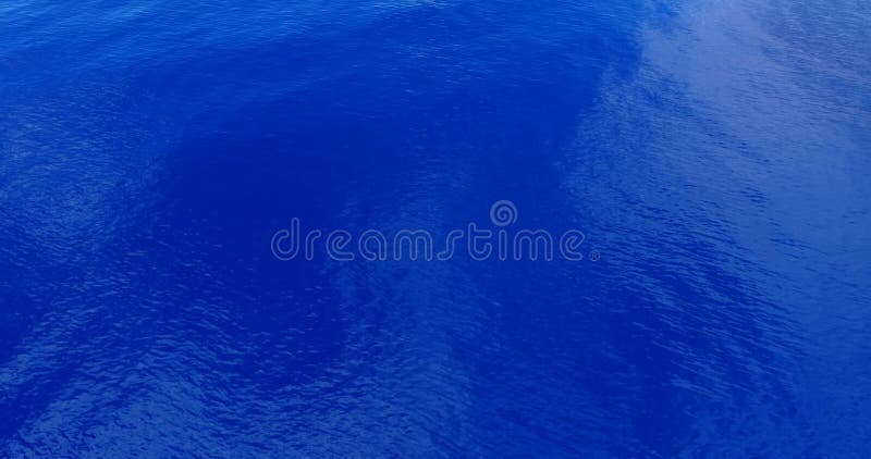 Deep blue oceaanschuine stand tot blauwe sunny skies