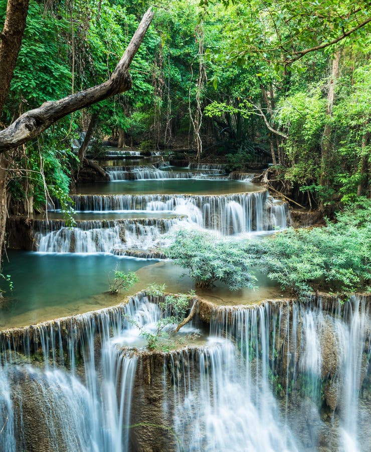 Huayi cascadas sobre el,, tailandia.