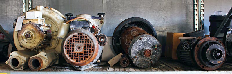 Defekte Motoren und Teile in einem Schrottplatz stockfotos Defekte Motoren und Teile in einem Schrottplatz stockfotos