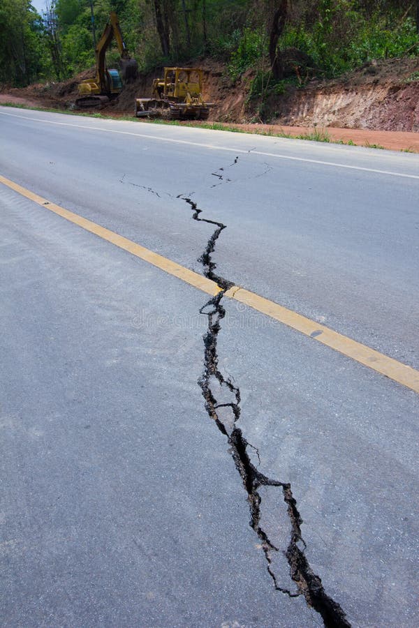 Defekte Straße durch ein Erdbeben in Chiang Rai, Thailand stockbilder Defekte Straße durch ein Erdbeben in Chiang Rai, Thailand stockbilder