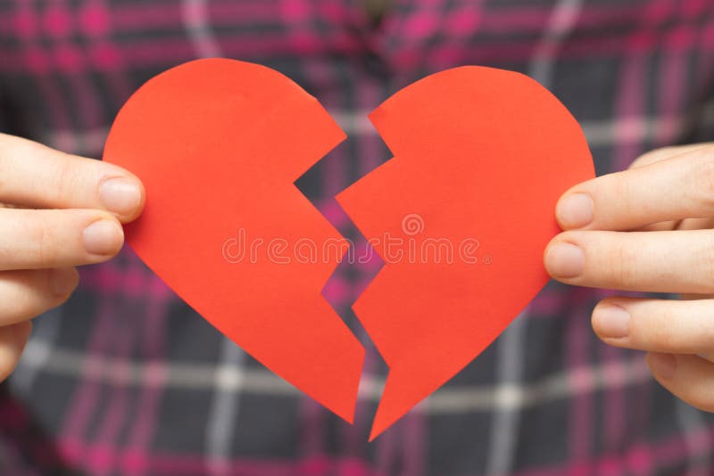 Defektes herziges Roter heart-shaped Schmucksachegeschenkkasten und eine rote Spule auf einem Zeichen Frau, die gebrochenes hea h lizenzfreies stockfoto Defektes herziges Roter heart-shaped Schmucksachegeschenkkasten und eine rote Spule auf einem Zeichen Frau, die gebrochenes hea h lizenzfreies stockfoto