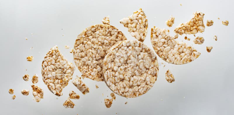 Defektes Puffreisbrot lokalisiert auf weißem Hintergrund, knusperige runde Reiswaffeln der Diät lizenzfreies stockbild