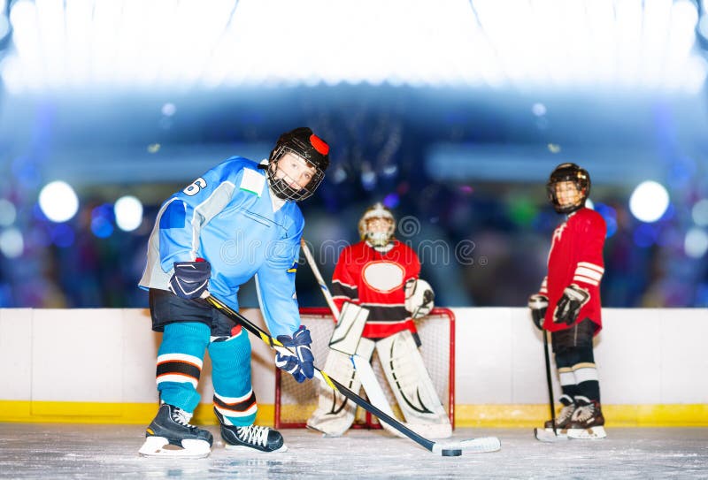 Defensa joven que pasa el duende malicioso durante partido del hockey fotografía de archivo libre de regalías Defensa joven que pasa el duende malicioso durante partido del hockey fotografía de archivo libre de regalías