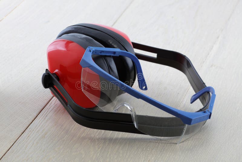 Defensores de orejas y gafas de seguridad en el banco de trabajo fotografía de archivo libre de regalías